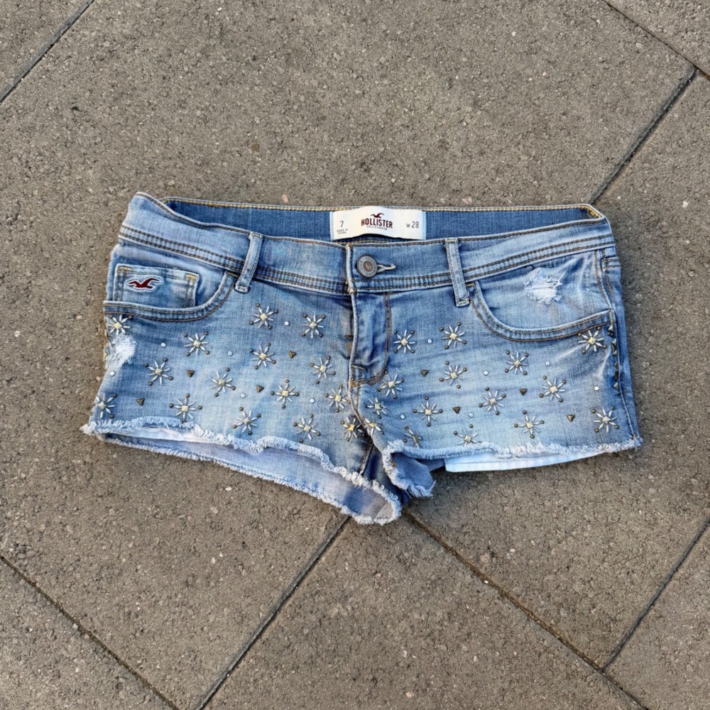 Hollister Low Rise Distressed Embellished Denim Shorts Light Wash Size 7 W28